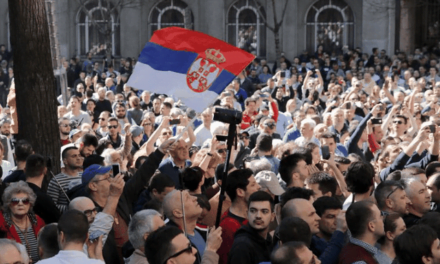 Protestë në Serbi për Kosovën, ekstremistët kërcënojnë Vuçiçin: Do të të vrasim
