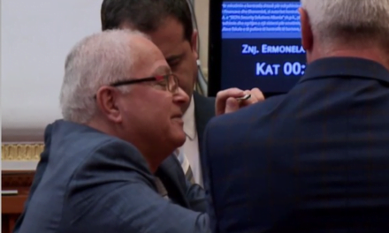 Bllokuan foltoren dhe i ranë bilbilit, deputetët e PD përjashtohen nga Kuvendi