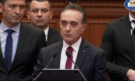 Berisha dhe Meta i bashkohen protestës së opozitës para parlamentit