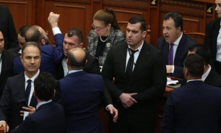 Çështja McGonigal, opozita kërkon ndryshimin e rendit të ditës në Kuvend: Çdo deputet të ketë 10 minuta kohë