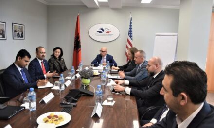 Zyrtari i lartë amerikan mbërrin në Tiranë: Këtu për të rritur tregtinë mes vendeve