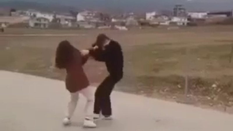 VIDEO: Tjetër rast dhune mes adoleshenteve në Tiranë