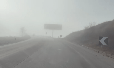 Mjegulla e dendur mbulon Korçën, probleme në qarkullim