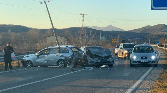 Përplasen dy automjete në Vlorë, raportohet për të plagosur