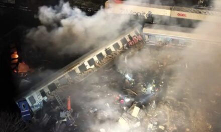 FOTOT: Tym, flakë dhe kaos në Greqi, pamje nga përplasja e trenave ‘kokë më kokë’