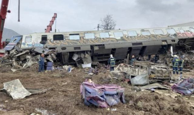 Tragjedia me 57 të vdekur në Greqi, lihet në burg shefi i stacionit hekurudhor në Larisa