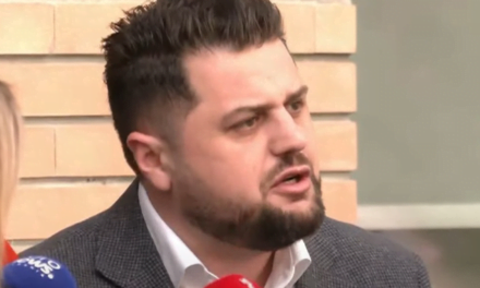 Indrit Sefa  dorëzon në KQZ  kërkesën për regjistrimin e PD-së   zgjedhjet lokale