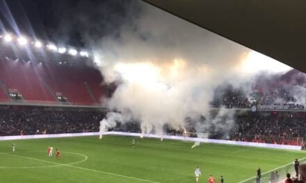 Hodhën mjete piroteknike në derbin Partizani-Tirana, nën hetim tre tifozë