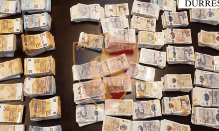 Sekuestrohen 150 mijë euro dhe mbi 160 mijë paund të fshehura në kabinën e kamionit, arrestohet 53-vjeçari në portin e Durrësit