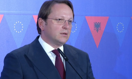 Varhelyi: Miku nuk vjen “duarbosh”, në shtator hapim pranimet për Kolegjin Evropian në Tiranë, na duhet një ndërtesë e bukur