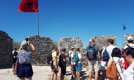 Turizmi solli një rekord prej 1 miliard eurosh të ardhura në 2022, nuk kursehen as shqiptarët jashtë