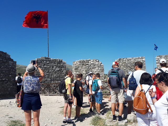 Turizmi solli një rekord prej 1 miliard eurosh të ardhura në 2022, nuk kursehen as shqiptarët jashtë