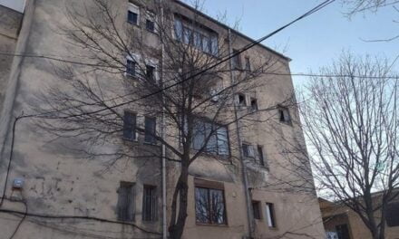 40-vjeçarja në Tiranë bie nga kati i 3-të i pallatit