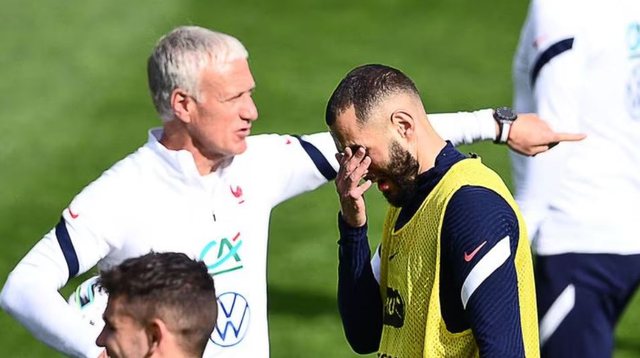 Përplasja Deschamps-Benzema, sulmuesi e quan trajnerin kloun