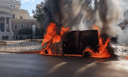 Demonstrata të dhunshme në Greqi, aksidenti i trenave “djeg” Athinën