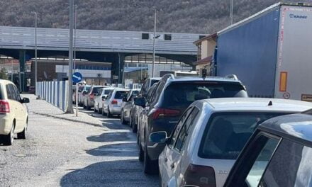 Dogana greke ndërpret punën, radhë të gjata në Kapshticë