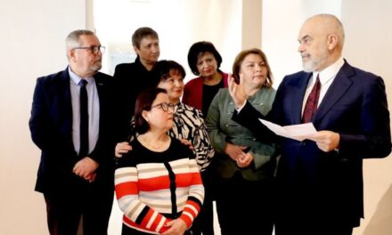 “Shfaqja teatrale” e Ramës me punonjësit e kryeministrisë!