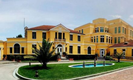 Ambasada amerikane reagon pas sulmit ndaj “TCH”: Përgjegjësit të vihen para drejtësisë