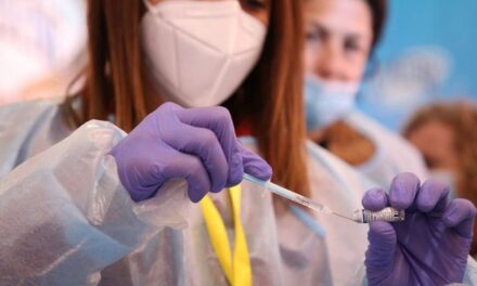 Në Shqipëri vetëm 19% e mjekëve moren dozën përforcuese të COVID-19