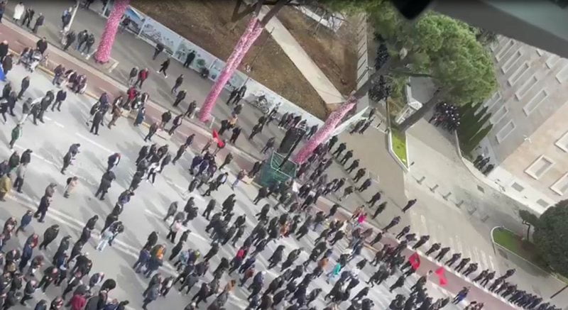 VIDEO/ Nis revolucioni opozitar: Ja sa njerëz marrin pjesë në protestë!