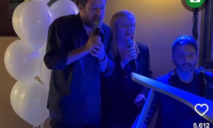 Karaoke e kryeministres italiane dhe zëvendësit në 50 vjetorin e Salvinit, video me këngën thyen rrjetin dhe shkakton debat në Itali