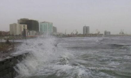 Moti i keq përfshin Durrësin, pezullohet lundrimi për anijet e peshkimi