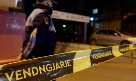 “E vranë me fëmijën në krahë, ia kishin ngulur thikën në zemër”, flet fqinja e Altin Rexhës që u vra dje në Kavajë