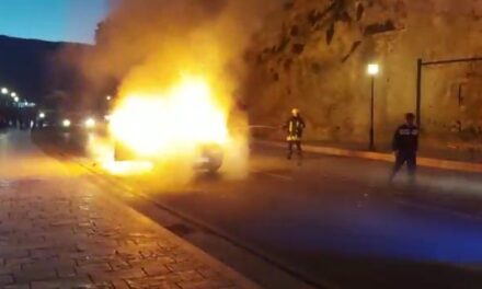 Merr flakë automjeti në qendër të Beratit