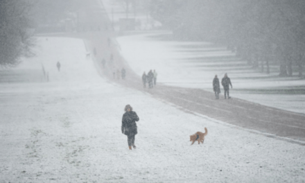 Moti i keq ‘gjunjëzon’ Britaninë, anulohen fluturimet