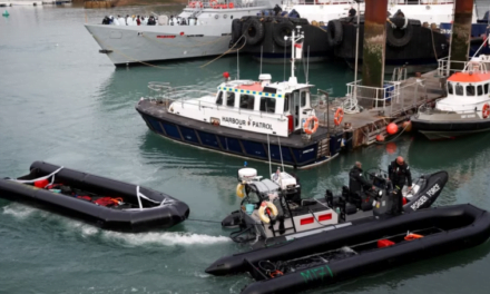 Qeveria britanike: Plani për të dëbuar azilkërkuesit nuk shkel ligjet ndërkombëtare