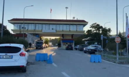 Rihapet qarkullimi në Kakavijë, vendoset në funksionim sistemi i ri në pikat doganore greke