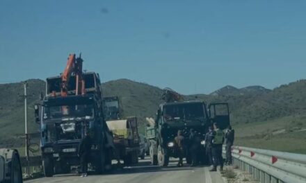 Hiqet kamioni i djegur në Vlorë, qarkullimi i mjeteve i rikthehet normalitetit