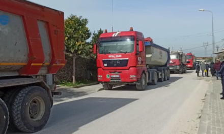 Banorët bllokojnë rrugën në Mamurras; nuk lejojnë kalimin e mjeteve të tonazhit të rëndë