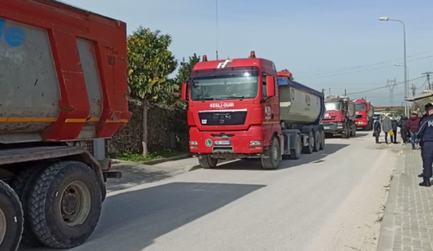 Banorët bllokojnë rrugën në Mamurras; nuk lejojnë kalimin e mjeteve të tonazhit të rëndë