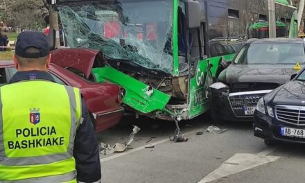 Shkaktoi aksidentin e frikshëm në mes të Tiranës, gjykata merr vendimin për shoferin e autobusit