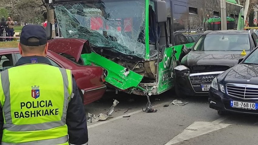 Shkaktoi aksidentin e frikshëm në mes të Tiranës, gjykata merr vendimin për shoferin e autobusit