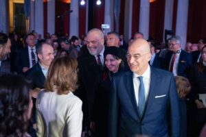 Pas suksesit me pikturat në Athinë, kryeministri Rama në Angli për takim me “çunat e Londrës” 2 e18970d7 c46b 4aec a481 90cba8c31e1f 898x600 1