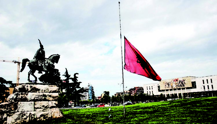 Sot ditë zie kombëtare / Flamuri ulet në gjysëmshtizë,