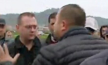 Banorët e Bërxullës përzënë kandidatin e Berishës në Vorë: Mos hajde ketu për vota. Hipi makinës e ik nga erdhe