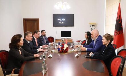 SHBA zbardh viziten e Escobar në Tiranë: Zgjedhjet e 14 Majit dhe situata në rajon