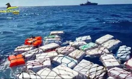 Si u zbulua droga me vlerë 400 milionë Euro në brigjet e Siçilisë!E paketuar dhe e lidhur me rrjetë për të mos u shpërndarë në ujë