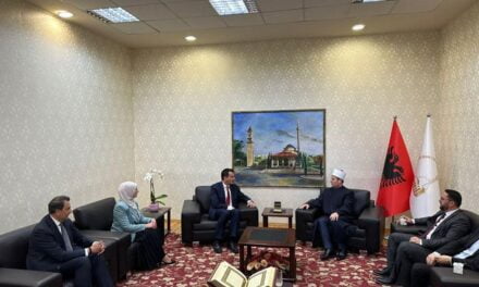 “Tirana sot më e bashkuar!”, Veliaj uron Fitër Bajramin: Të vazhdojmë frymën e bashkëpunimit dhe shërbesës në qytetin tonë