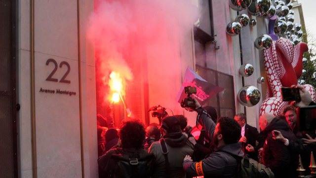 Francë/ Protestuesit nuk kursejnë as shtëpinë e modës, Louis Vuitton!