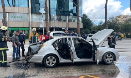 Tiranë/ Një makinë merr flakë në mes të bulevardit!