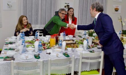 FOTOLAJM – Benet Beci dhe Bardh Spahia shtrëngojnë duart, marrin pjesë në iftarin e shtruar nga “Istanbul”…