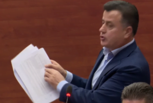 Belind Këllici “fiton” bashkinë e Tiranës me votat e komunistit Marko Dajti! Noka firmos vendosjen e “Yllit Partizan” në Flamurin e Foltores 1 Noka1 4 1