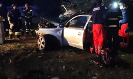 Aksident i rëndë në mesnatë/ Mjetet përplasen kokë më kokë, vdesin 4 të rinj, 2 të tjerë të plagosur rëndë