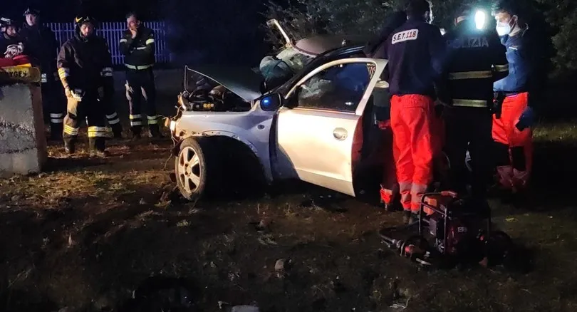 Aksident i rëndë në mesnatë/ Mjetet përplasen kokë më kokë, vdesin 4 të rinj, 2 të tjerë të plagosur rëndë