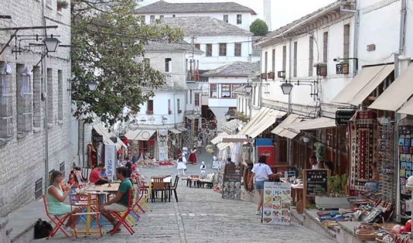 Informaliteti në turizëm/ Operatorët në Gjirokastër: Konkurrencë e pandershme