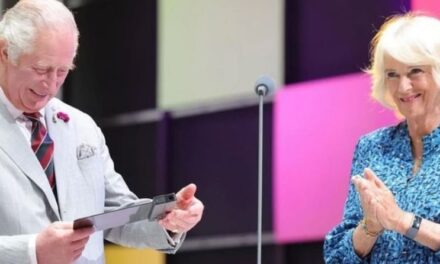 Mbreti Charles merr dhuratën e parë me rastin e kurorëzimit të tij